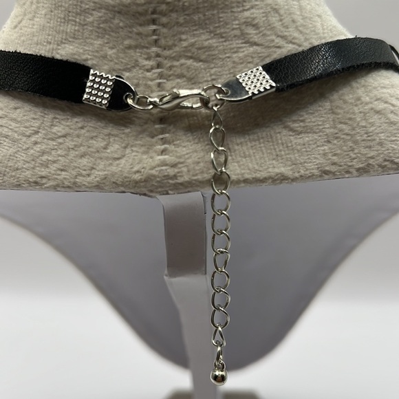 Faux Pearl floats on a Brown Leather Necklace. Choker 70’s vibe Silver Tone - Picture 3 of 8